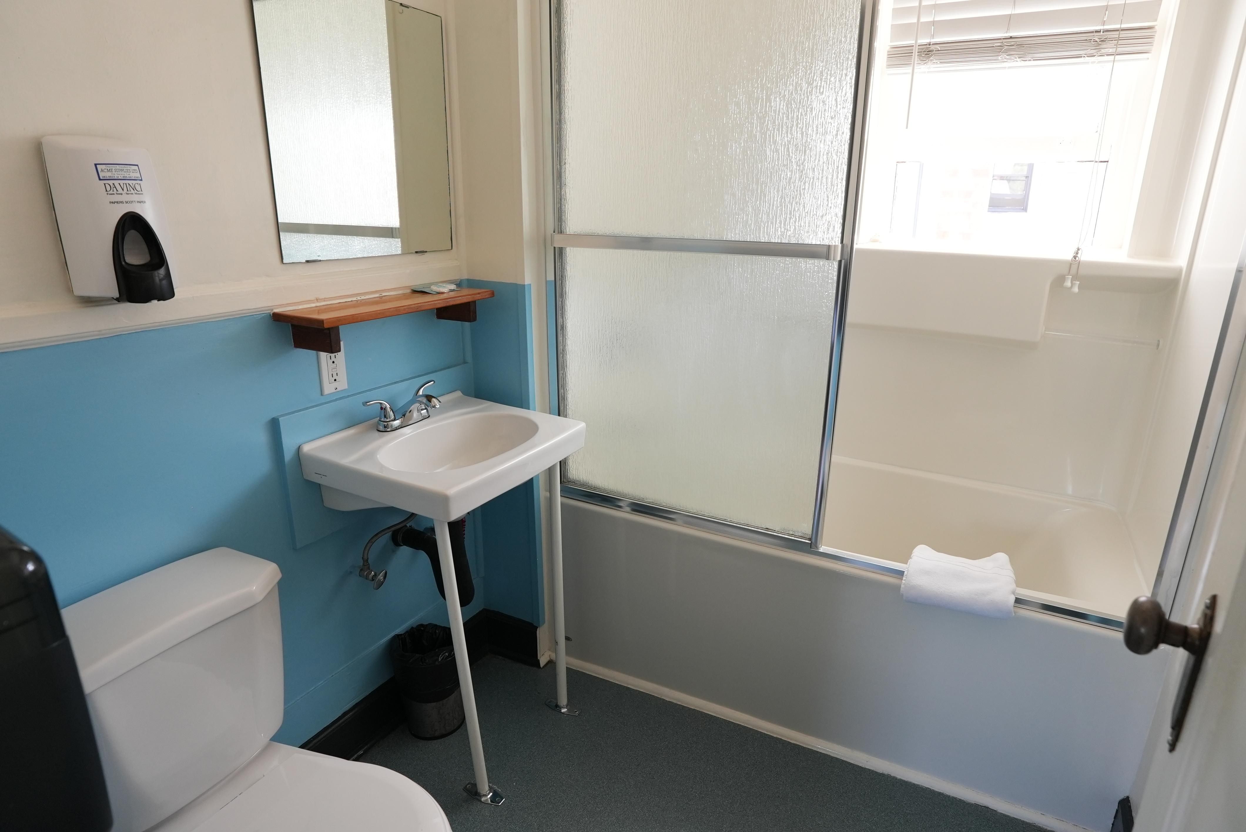 Queen Room, Ensuite Bathroom - Image 6