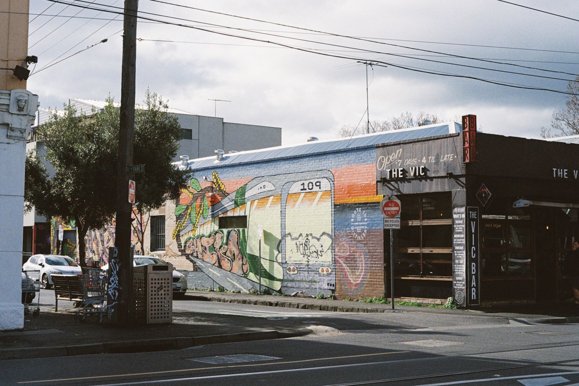 The Best Dive Bars in Victoria BC: A Local's Guide to the Good, Grimy Stuff — photo: Daniel Dang / Pexels
