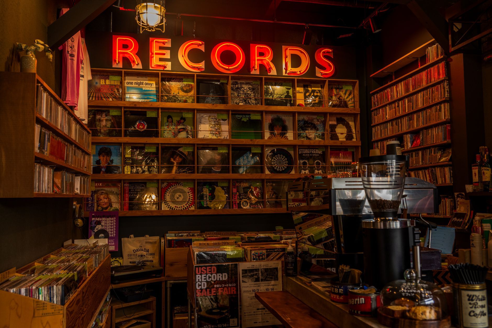 Crate Digging in Victoria: The Best Record and Vinyl Stores in the City — photo: Guohua Song / Pexels