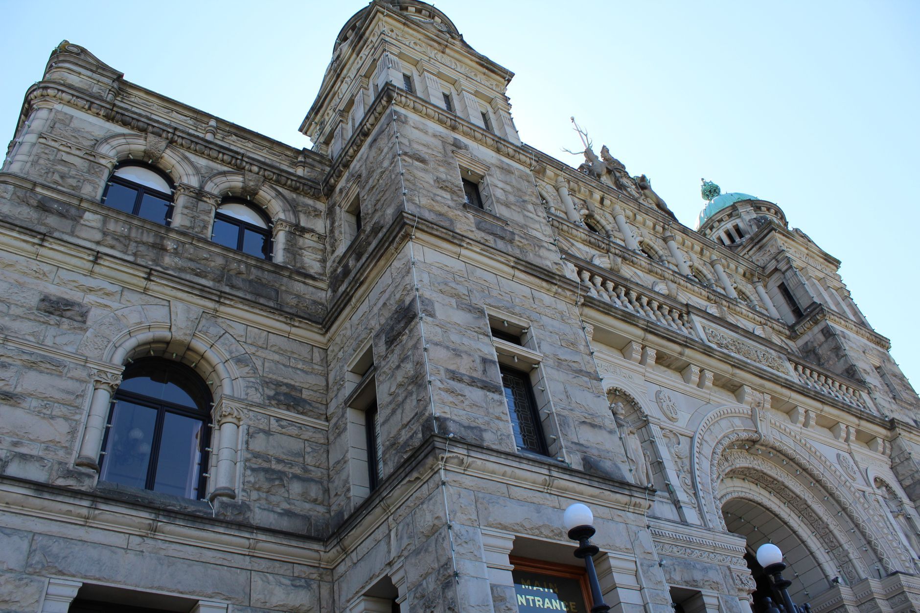 Cheap Hotels in Victoria BC: Why a Downtown Hostel Beats a Budget Motel Every Time — photo: BEN COTE / Pexels
