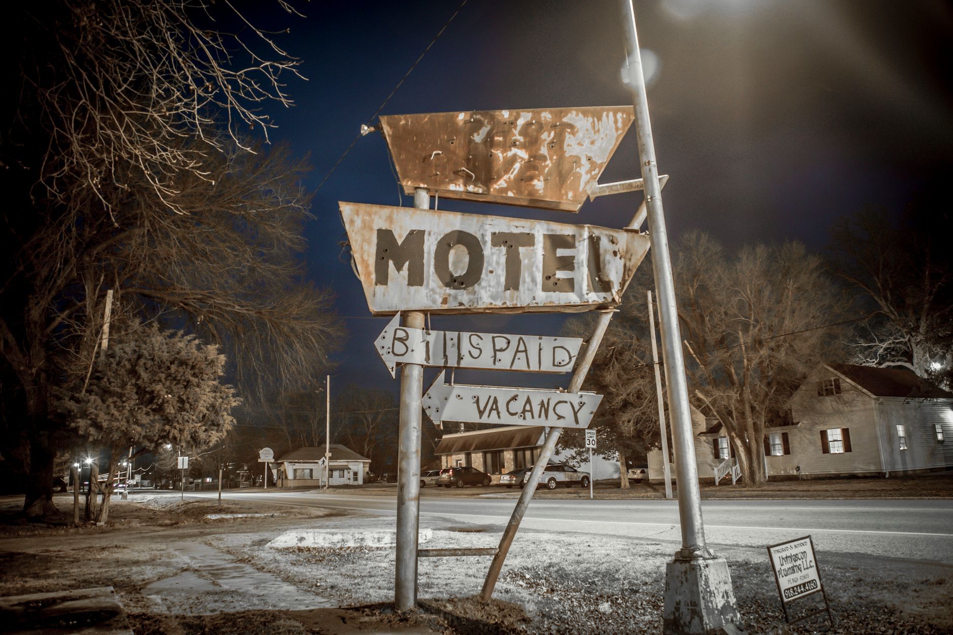 Cheap Motels in Victoria BC — And Why a Hostel Might Beat Them All — photo: Stephen Leonardi / Pexels