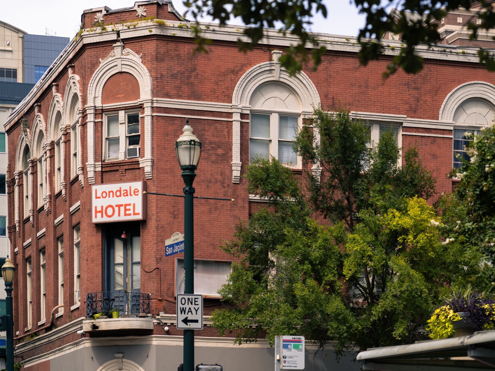 Downtown Victoria Hotel Deals: How to Stay Smart (and Spend Less) — photo: Eddie O. / Pexels