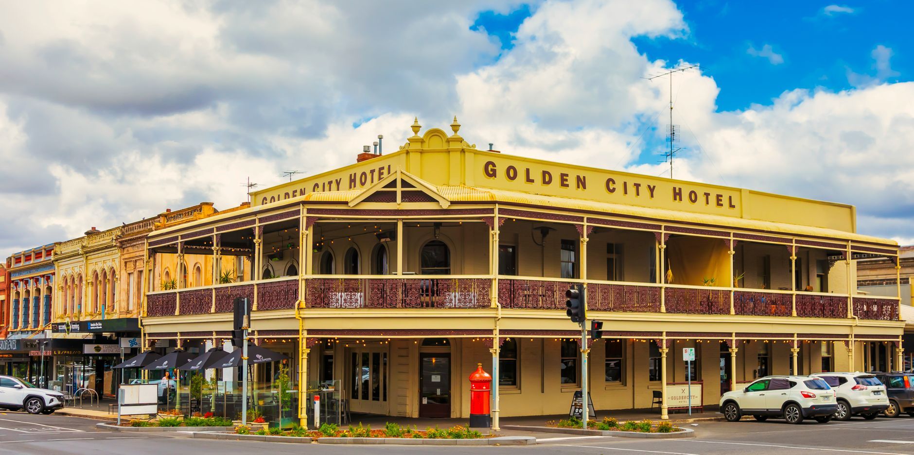 Downtown Victoria Hotel Deals: How to Save Big Without Giving Up a Great Stay — photo: Robert  Stokoe / Pexels