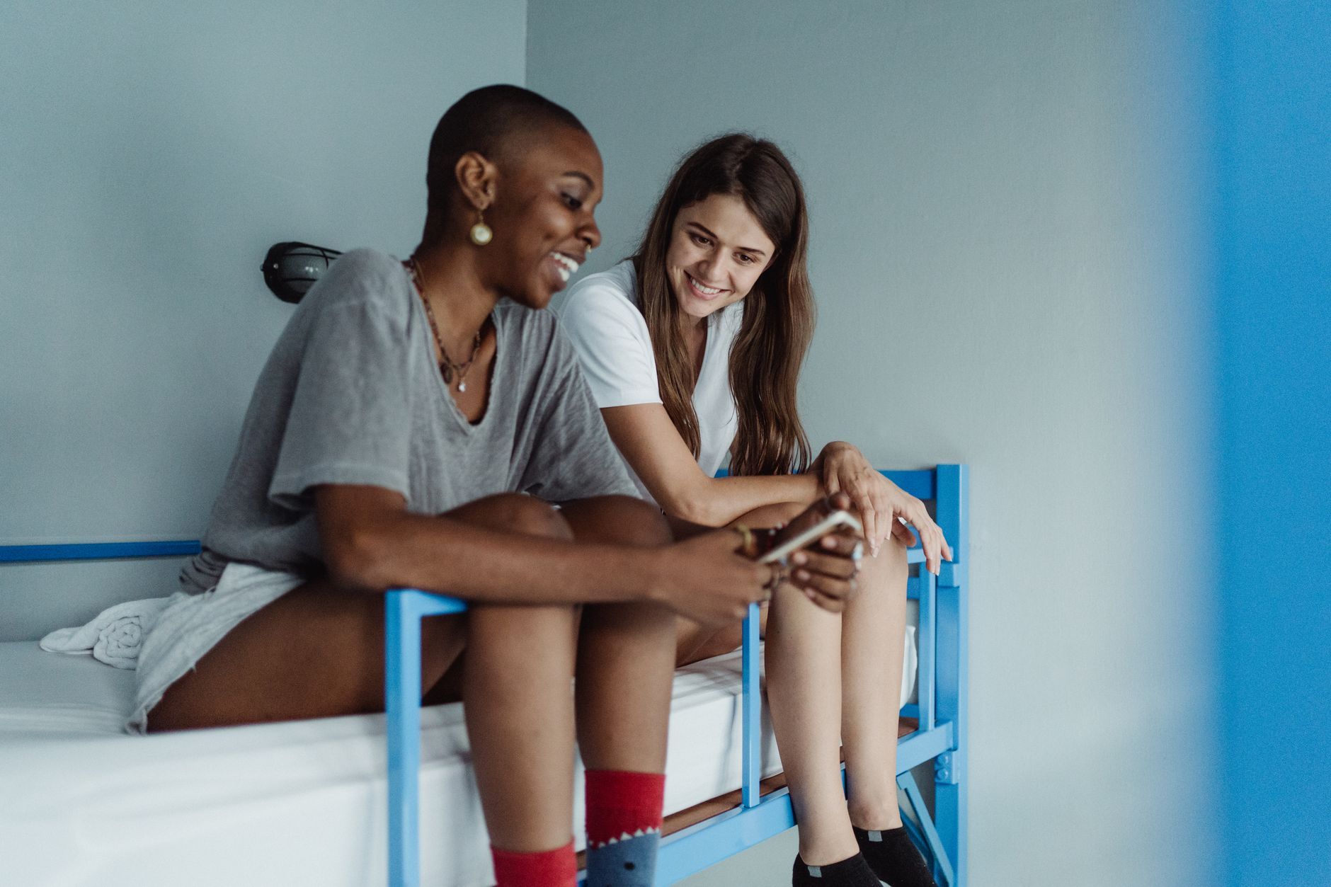 The Best Hostels in Victoria BC (And Why One Keeps Bringing People Back) — photo: Ketut Subiyanto / Pexels